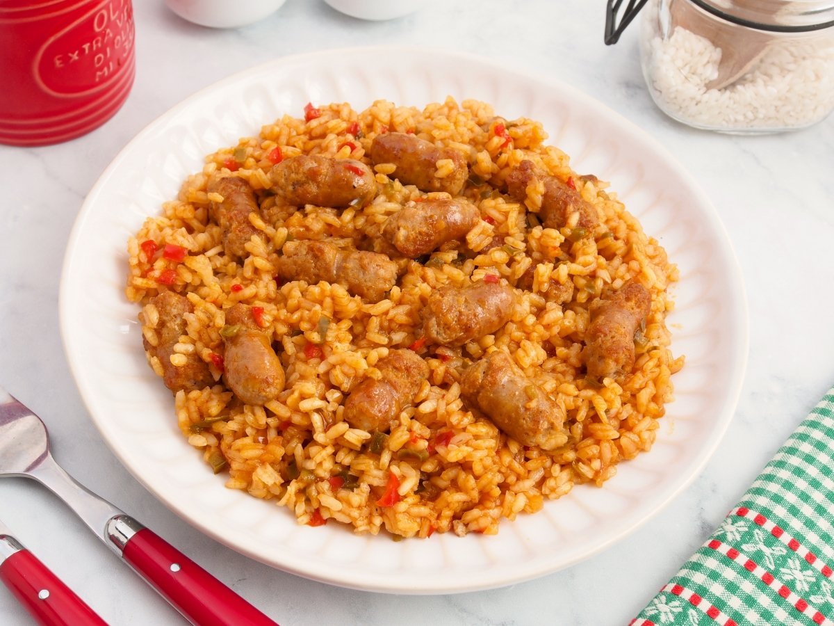 Servir el arroz con salchichas