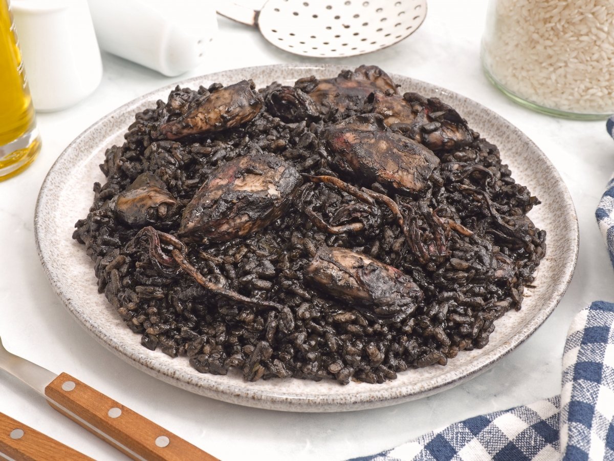 Servir el arroz negro con chipirones