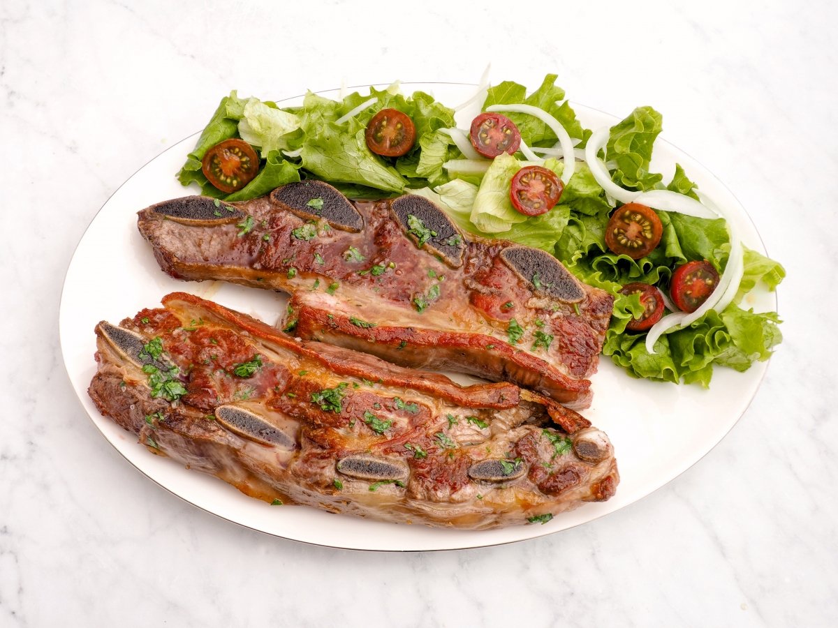 Servir el asado de tira con ensalada