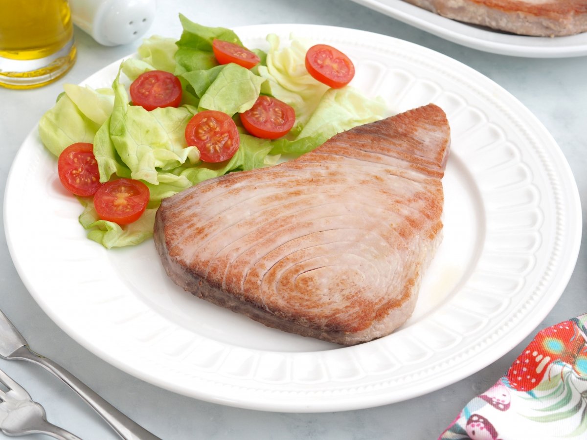 Servir el atún a la plancha con ensalada