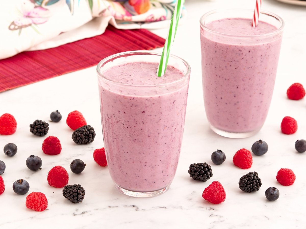 Servir el batido de frutos rojos