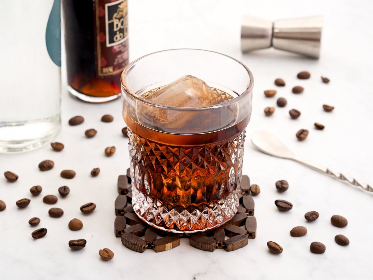 Servir el Black Russian