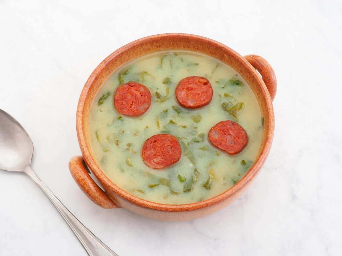 Servir el caldo verde con rodajas de chorizo