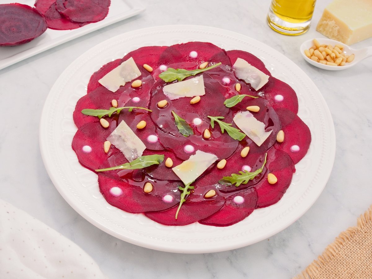 Servir el carpaccio de remolacha