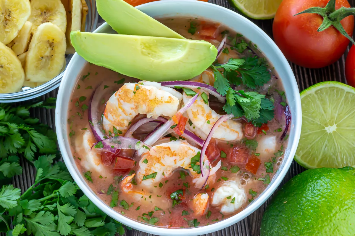 Ceviche de camarón 8 Servir el ceviche de camarón con las guarniciones deseadas