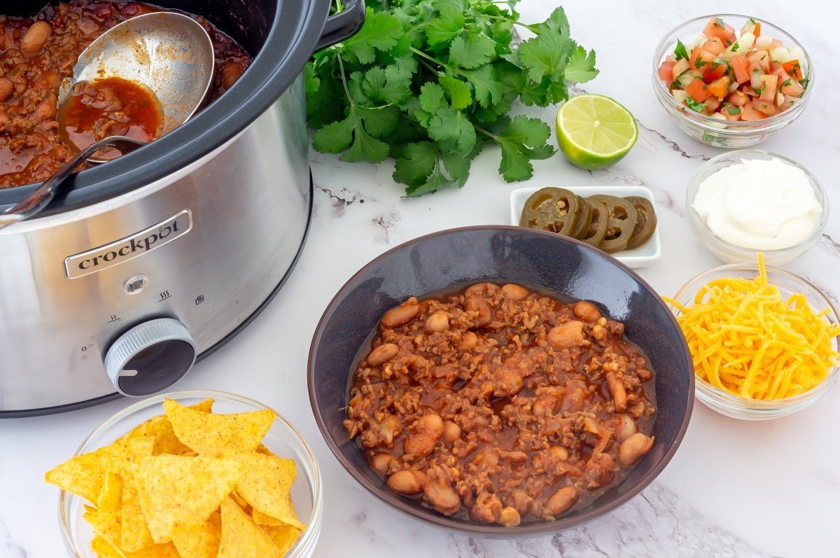 Servir el chili con carne en Crock Pot