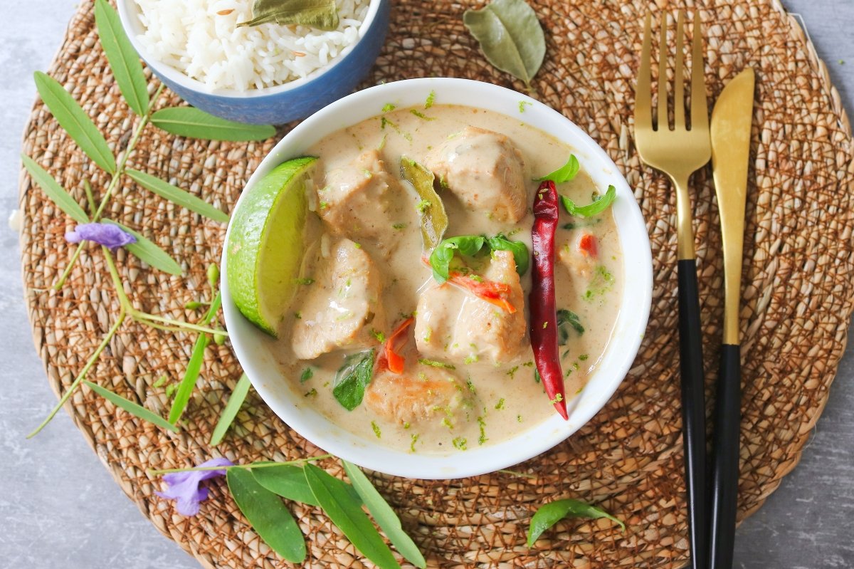 Servir el curry verde de pollo con arroz en blanco.