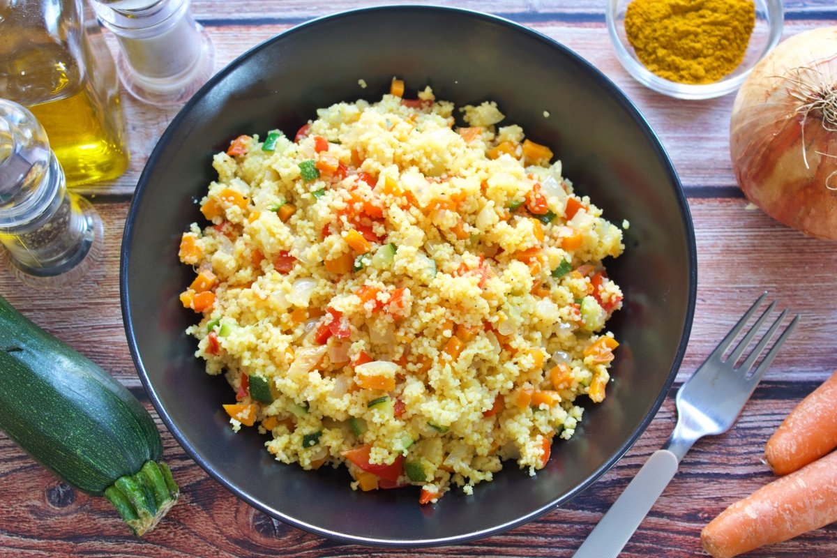 Servir el cuscus rodeado con las carnes y las verduras y añadiendo un poco del caldo