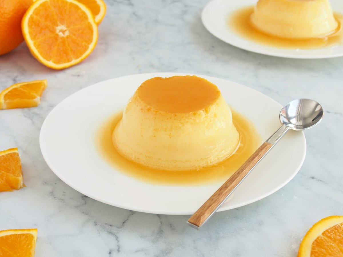 Servir el flan de naranja con unas pieles de naranja confitadas