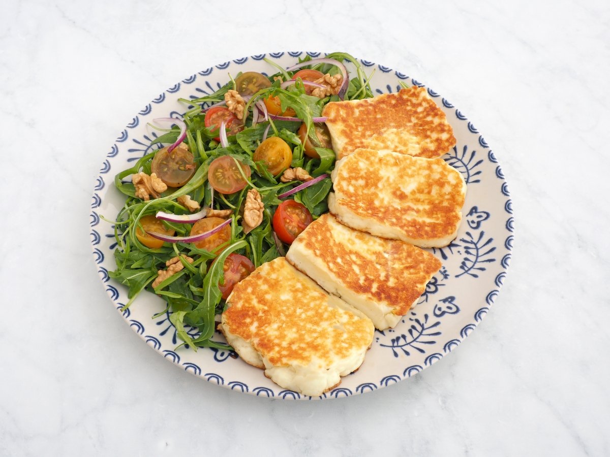 Servir el Halloumi a la plancha con la ensalada