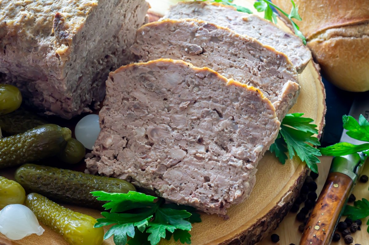 Servir le pâté de campagne avec des cornichons et du pain