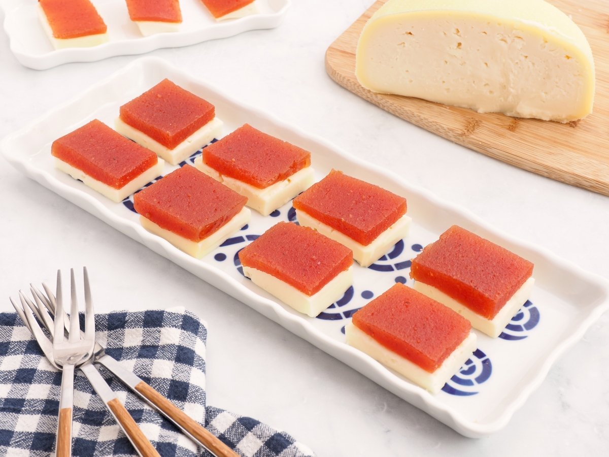 Servir el queso con membrillo
