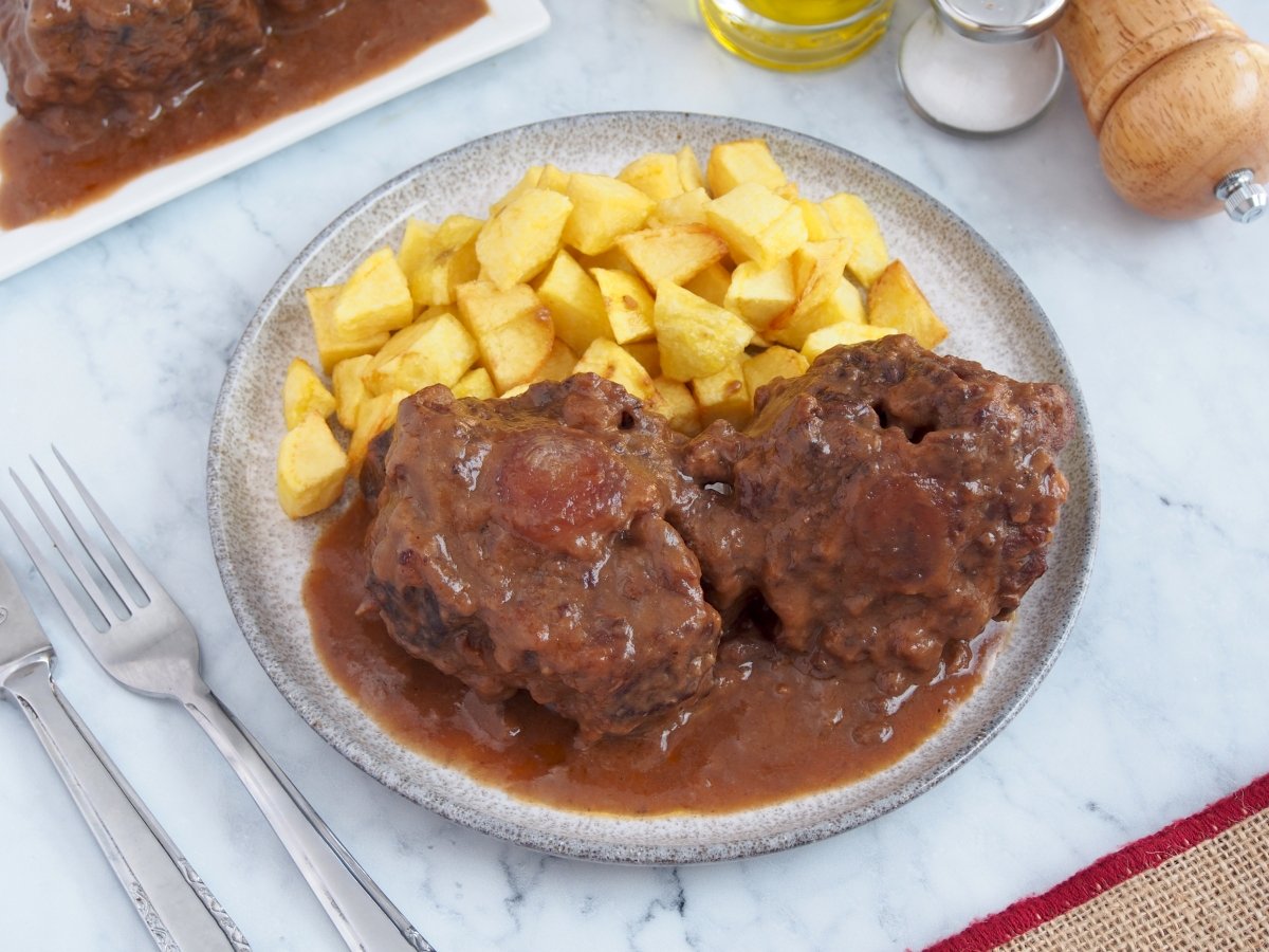 Servir el rabo de toro con las patatas fritas