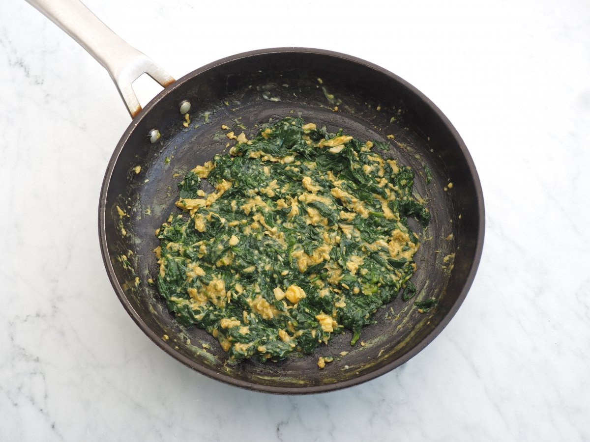 Servir el revuelto de espinacas