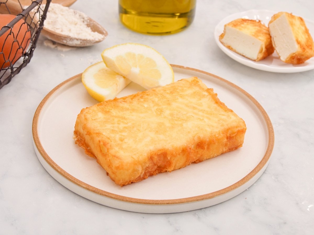 Servir el saganaki con limón