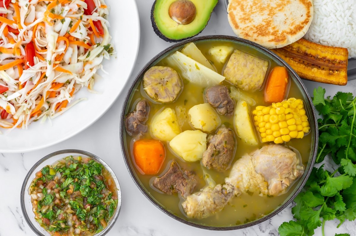 Servir el sancocho colombiano