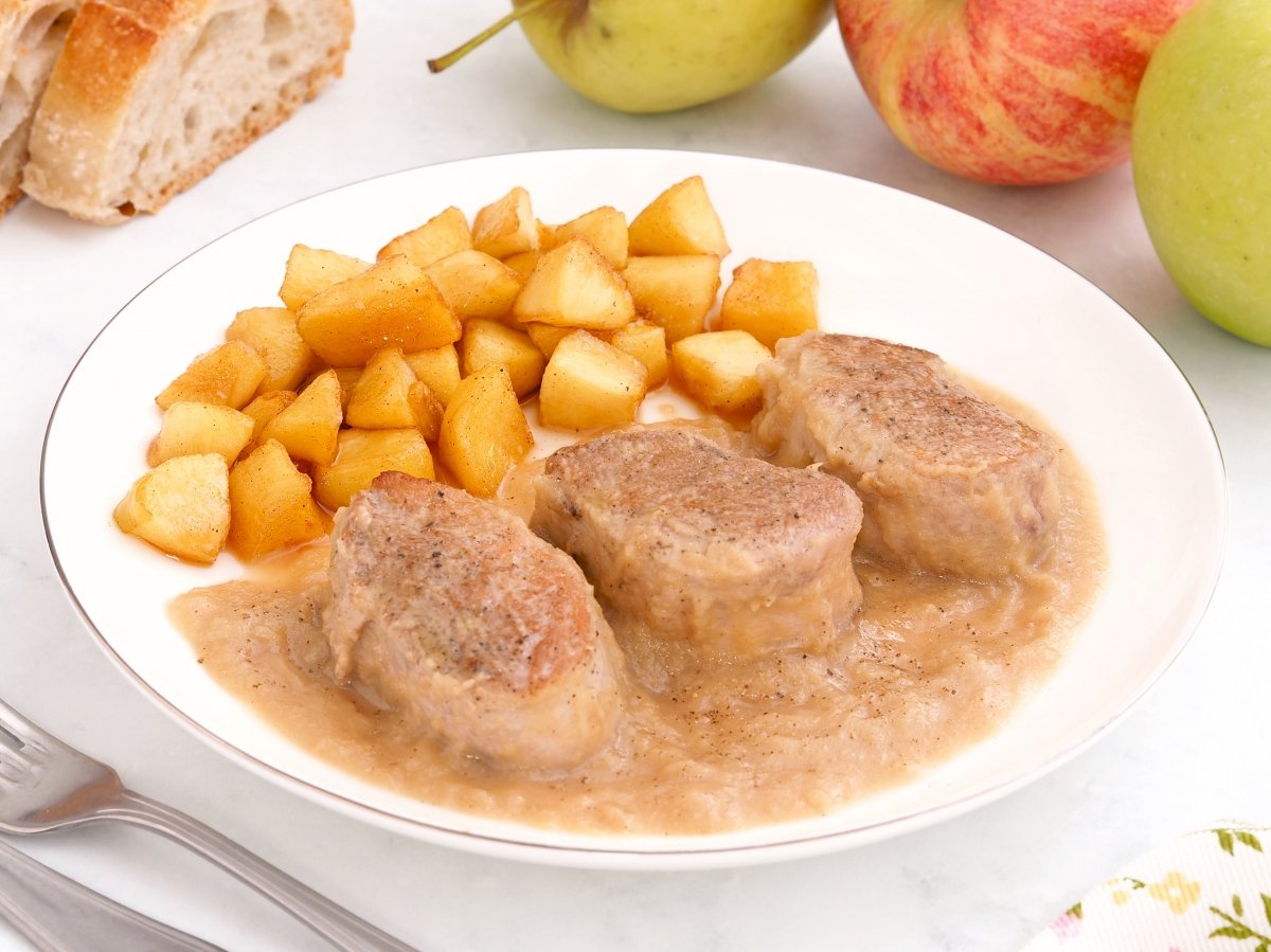 Servir el solomillo de cerdo con la manzana caramelizada
