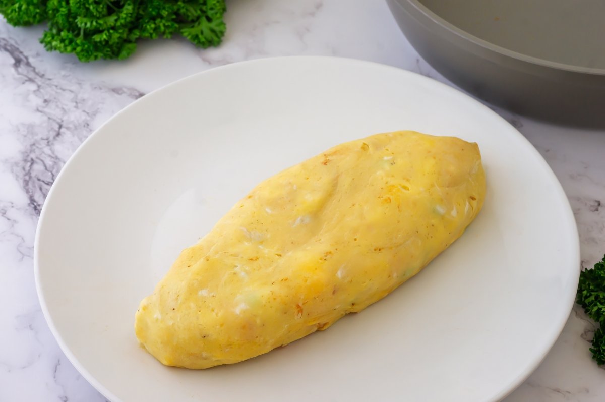 Servir en el plato el omurice