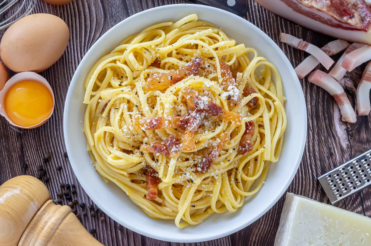 Servir enseguida la pasta con salsa carbonara