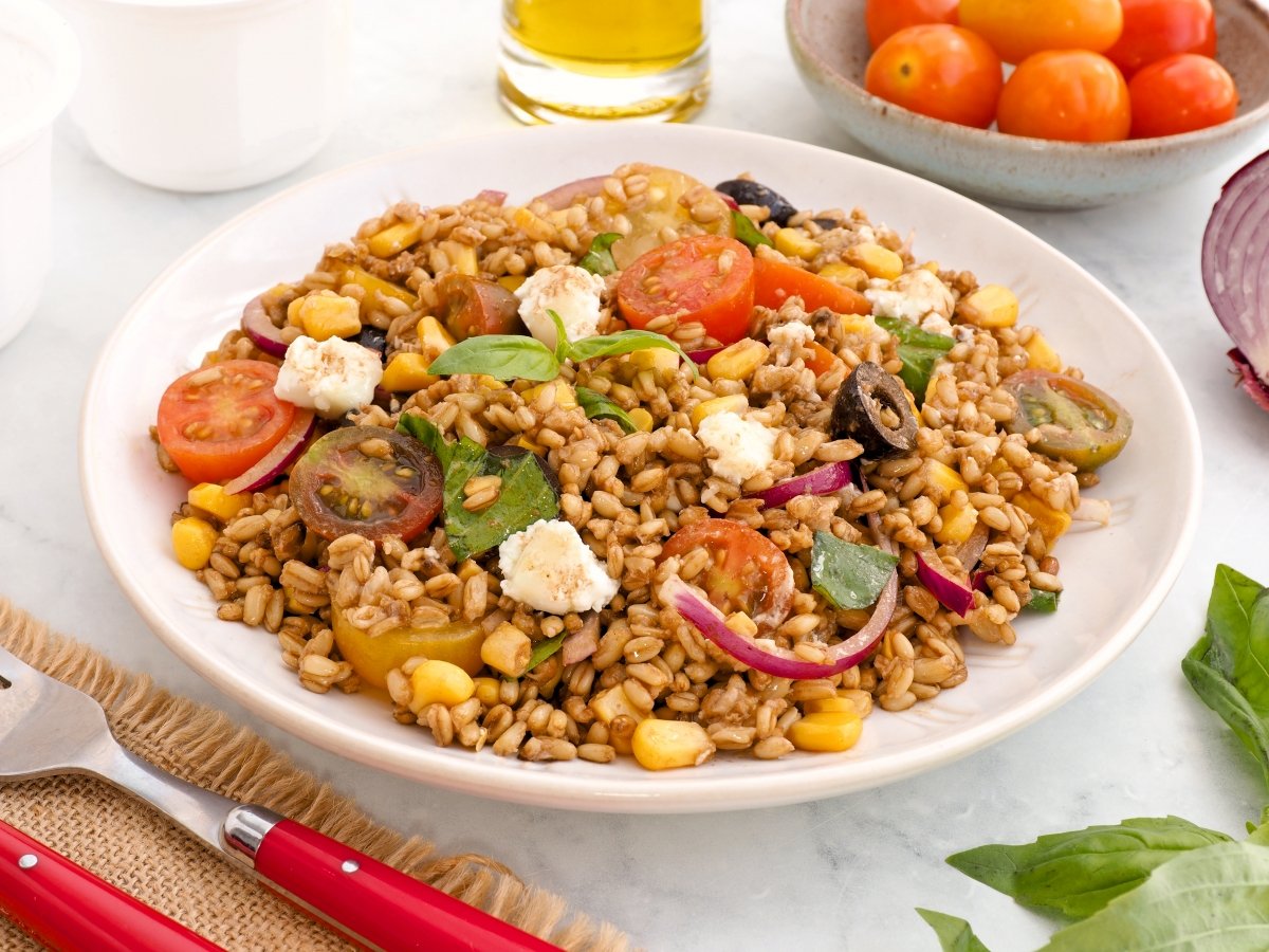Servir la ensalada de avena cocida