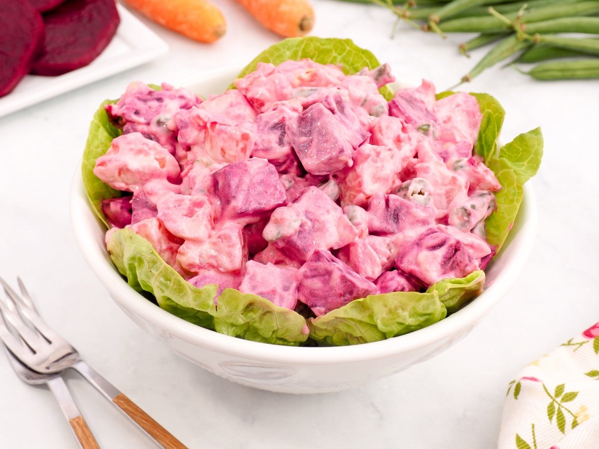 Servir la ensalada rusa peruana