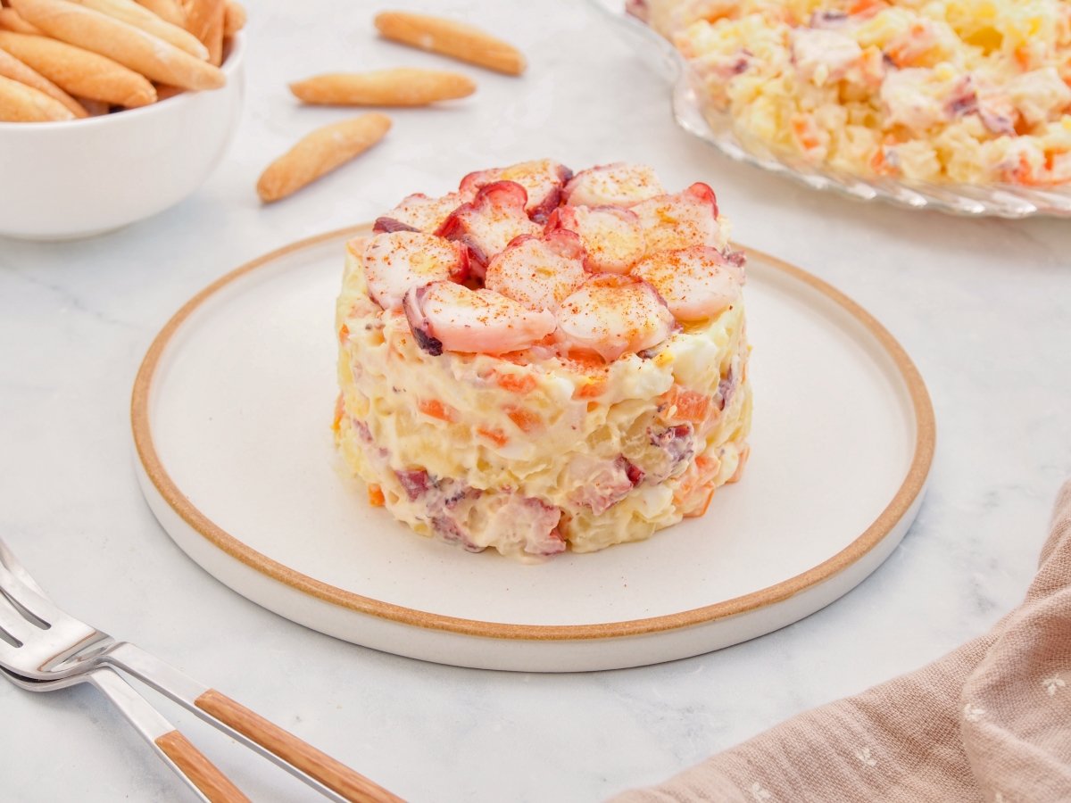 Servir la ensaladilla de pulpo