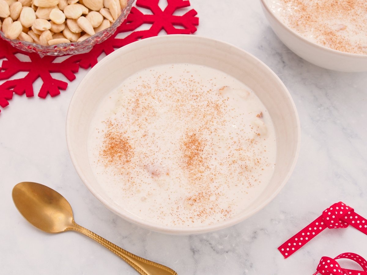 Servir la sopa de almendras