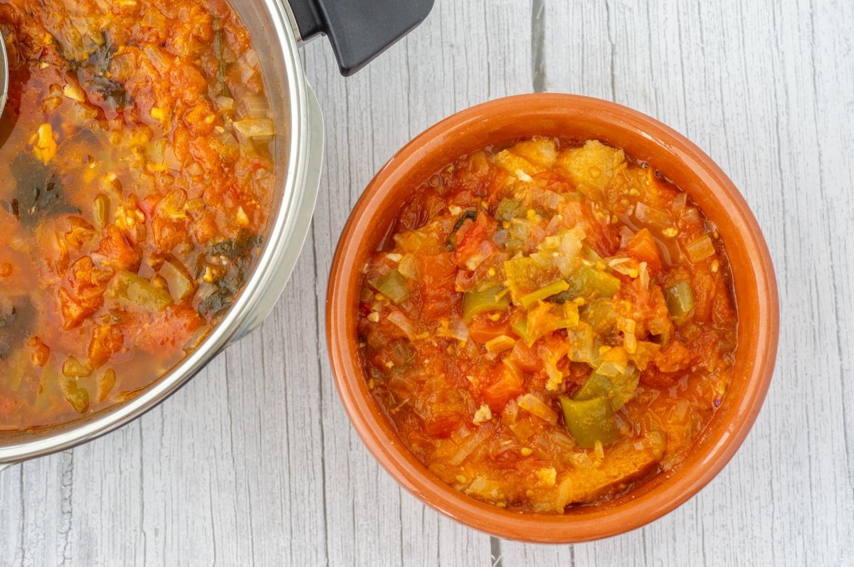 Servir la sopa de tomate extremeña