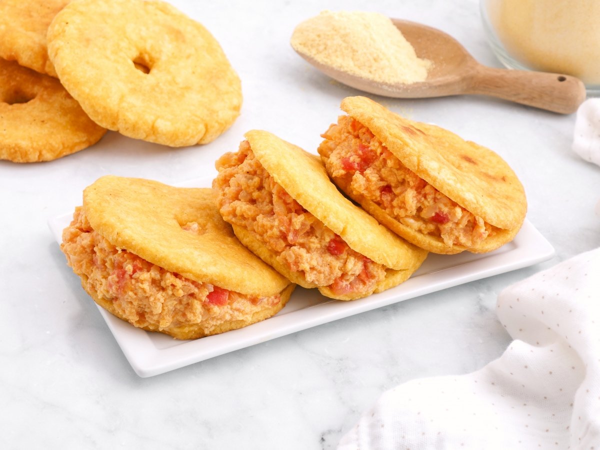 Servir las arepas fritas