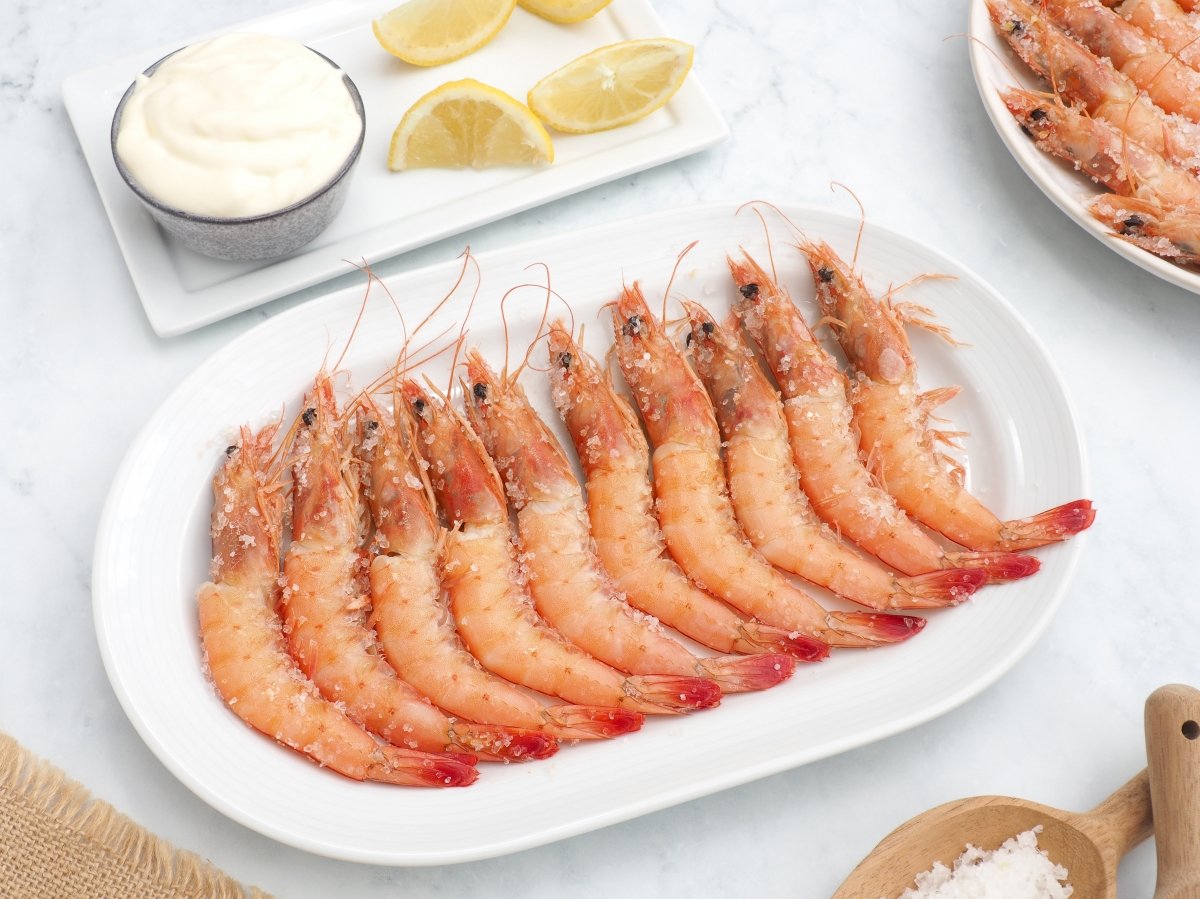 Servir las gambas a la sal
