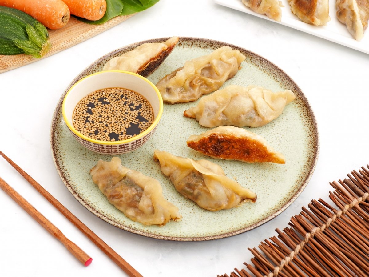 Servir las gyozas de verduras