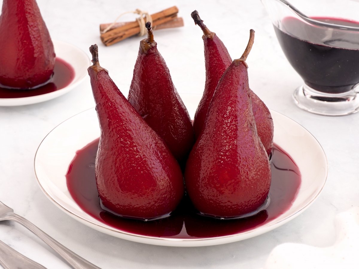 Servir las peras al vino tinto