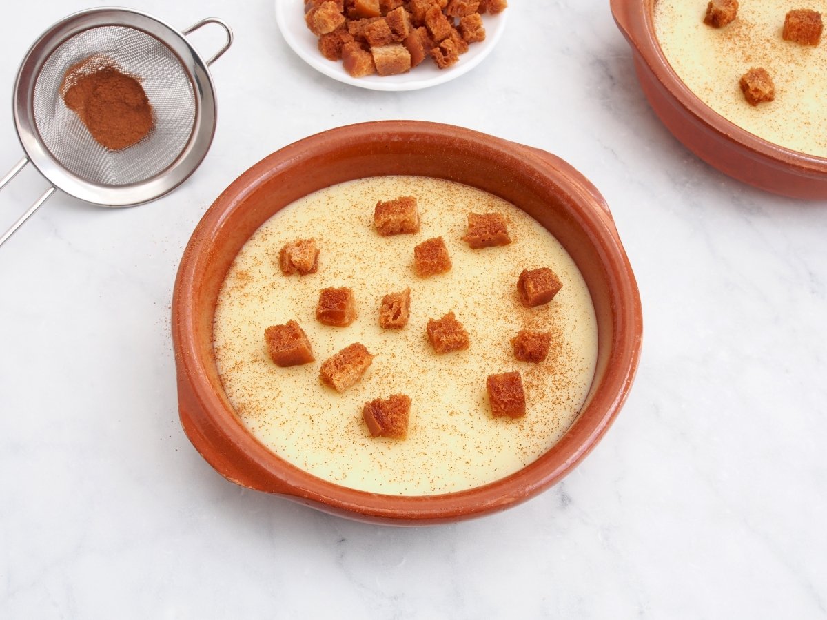 Servir las puches con los picatostes y la canela