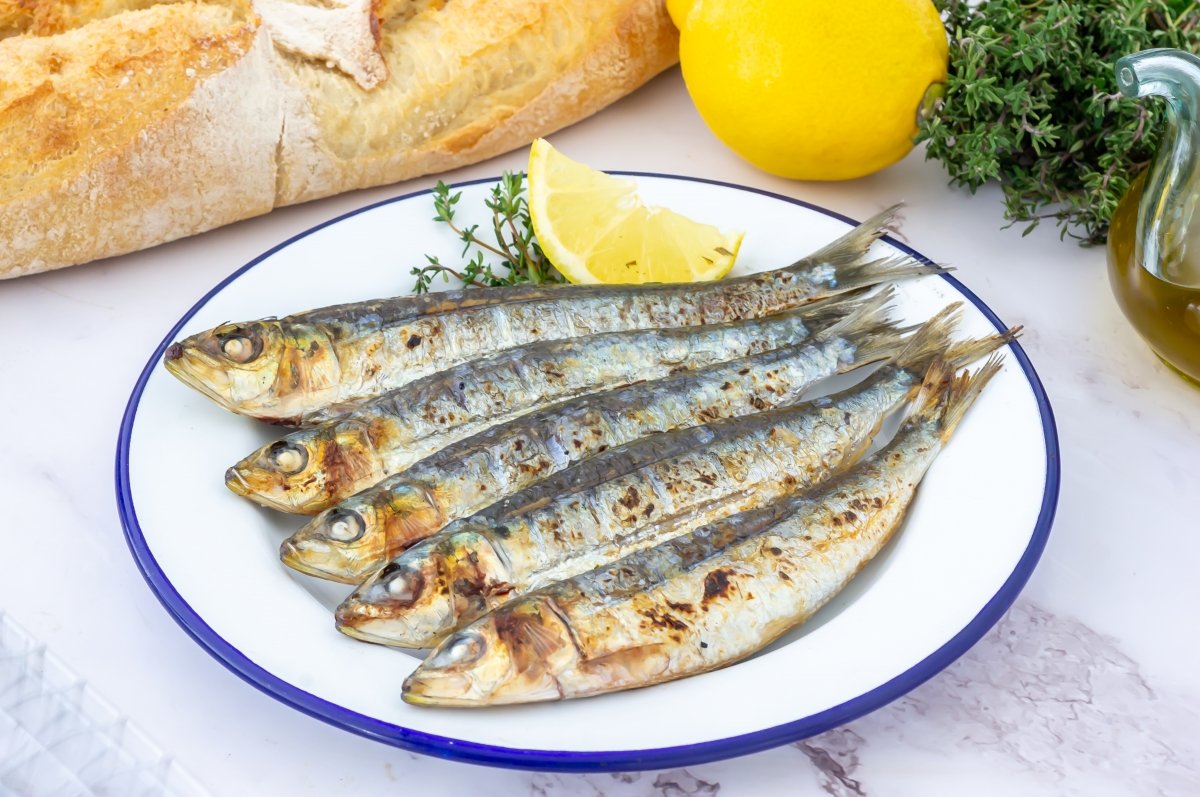 Servir las sardinas a la brasa