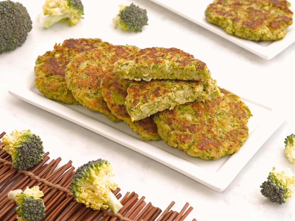 Servir las tortitas de brócoli