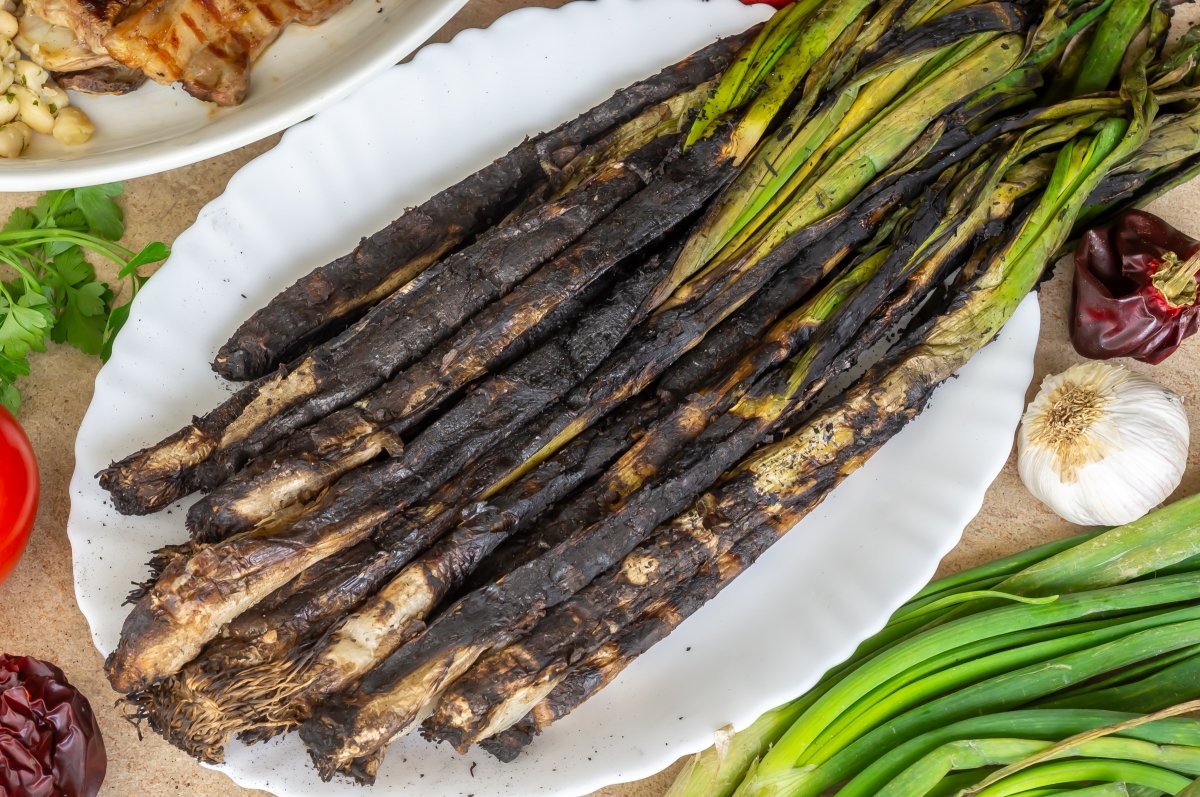 Servir los calçots a la brasa