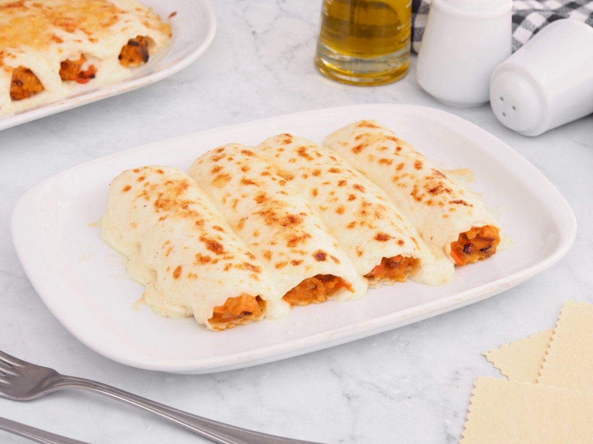 Servir los canelones de marisco