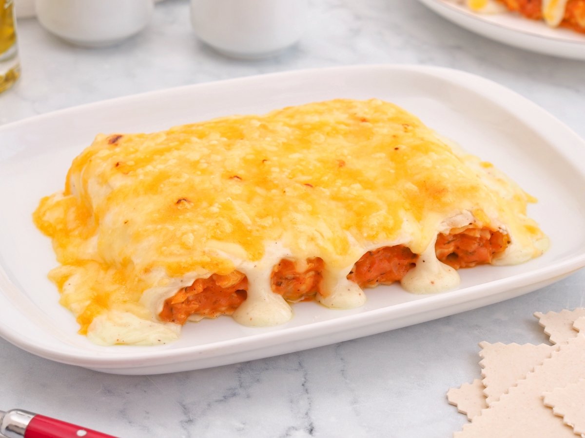 Servir los canelones de pollo