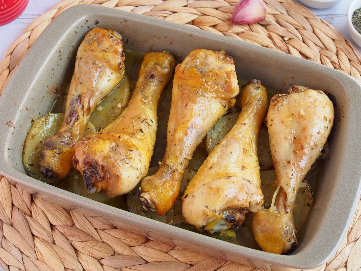 Serve the baked chicken drumsticks in the same dish