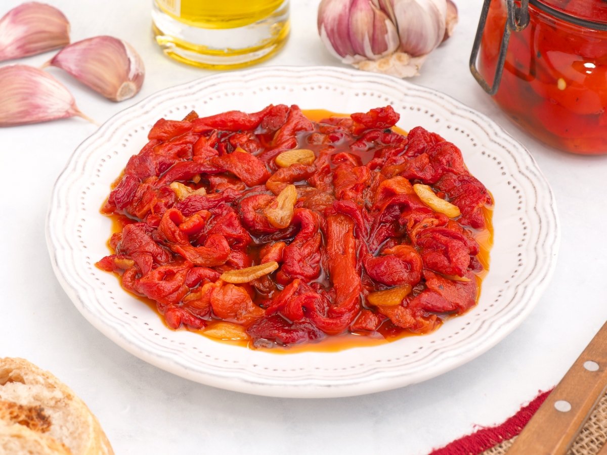 Servir los pimientos confitados