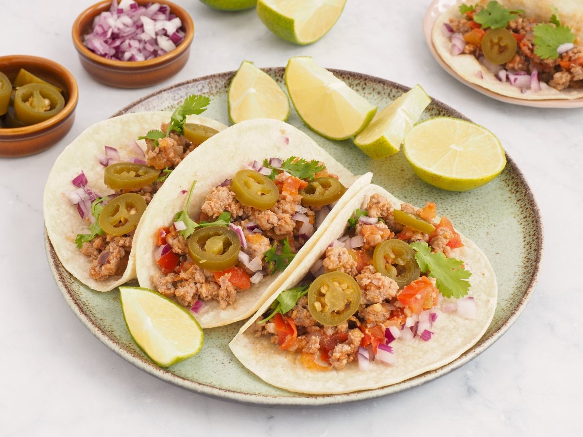 Servir los tacos de carne picada