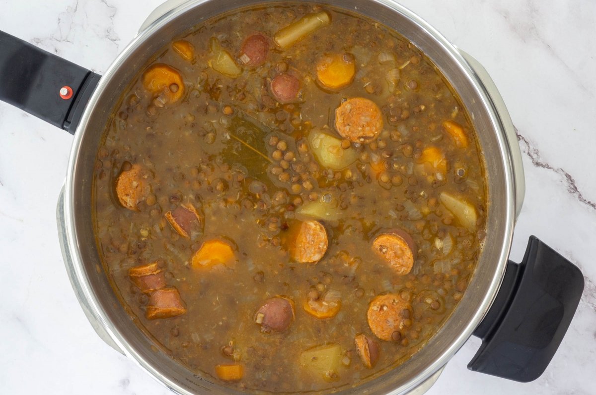 Servir o reposar las lentejas en olla exprés