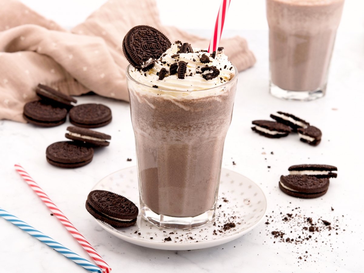 Servir y decorar el batido de Oreo