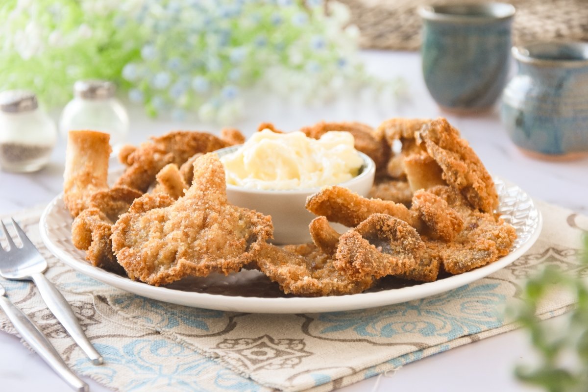 Setas empanadas servidas con alioli