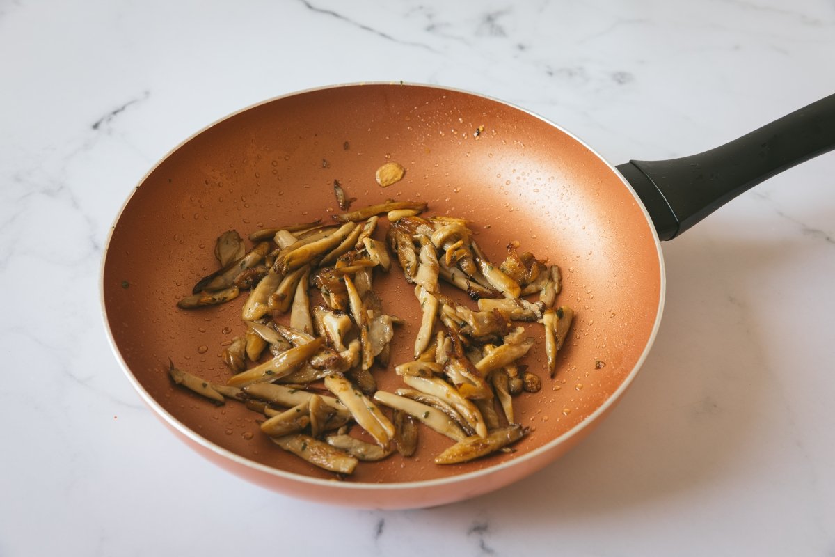 Setas salteadas para pasta de lentejas