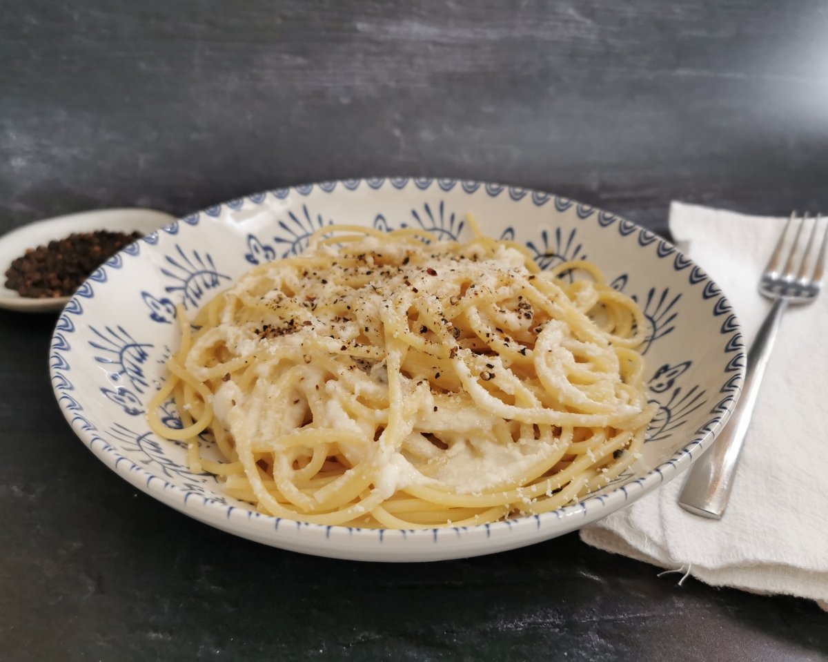 Sirve los espaguetis con la crema de queso pecorino