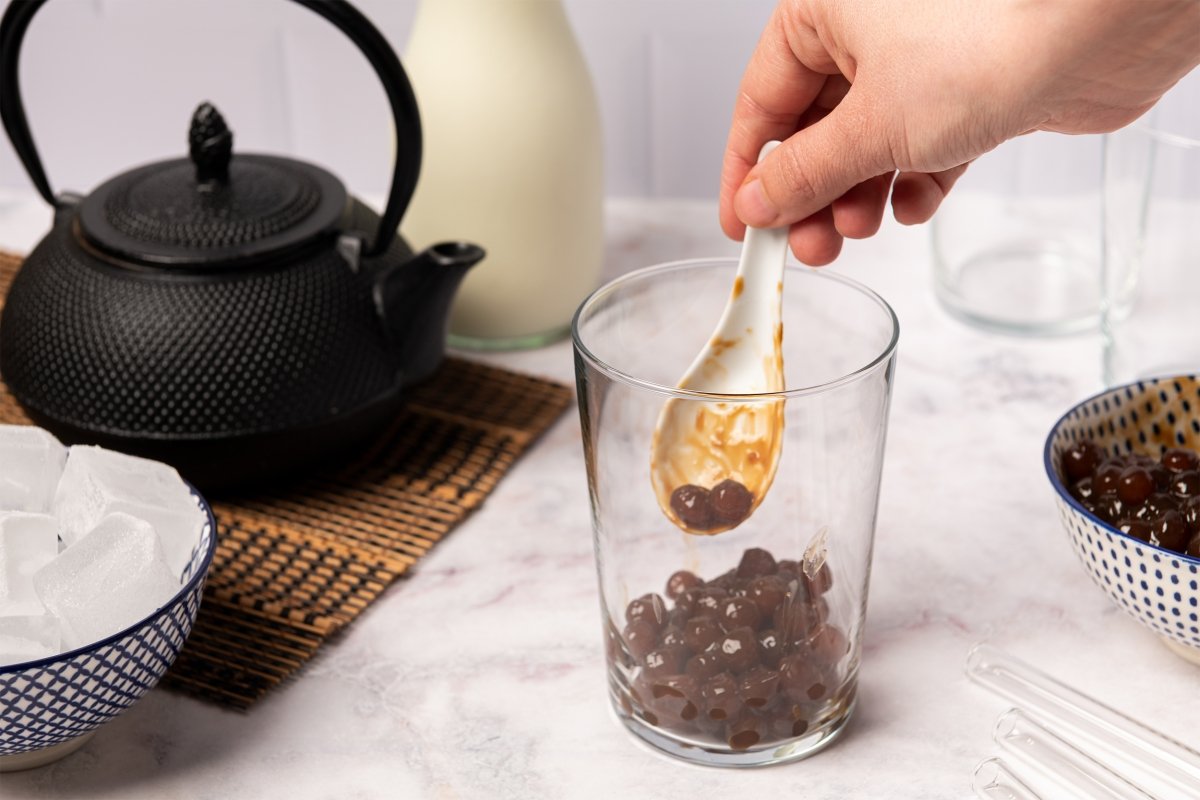 Sirviendo en un vaso las bolas de tapioca para el té de burbujas