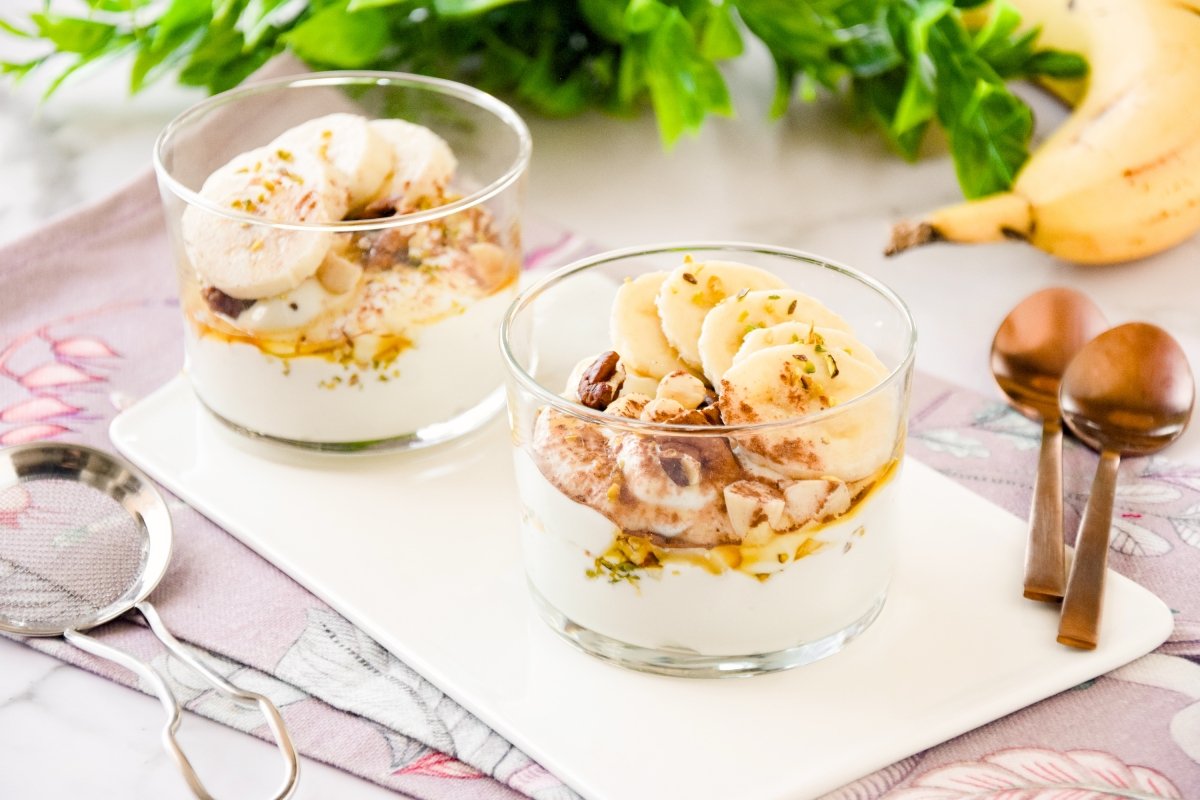 Skyr con plátano y frutos secos casero