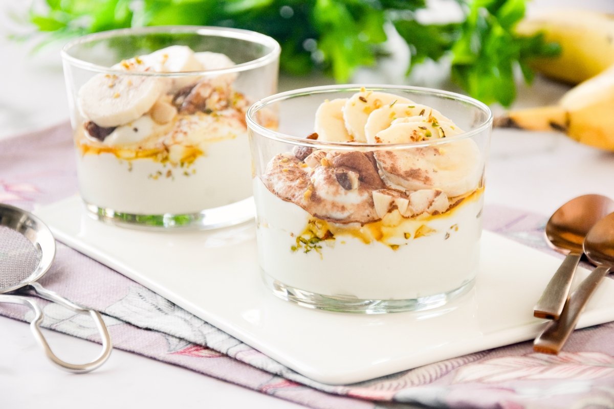 Skyr con plátano y frutos secos