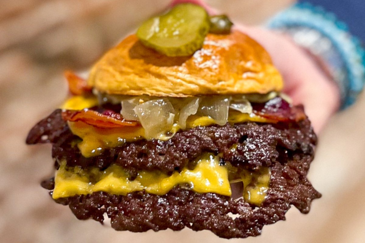 Smash burger con carne aplastada y hecha para una textura crujiente